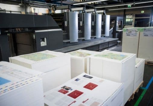 Offset printing press with printed sheets